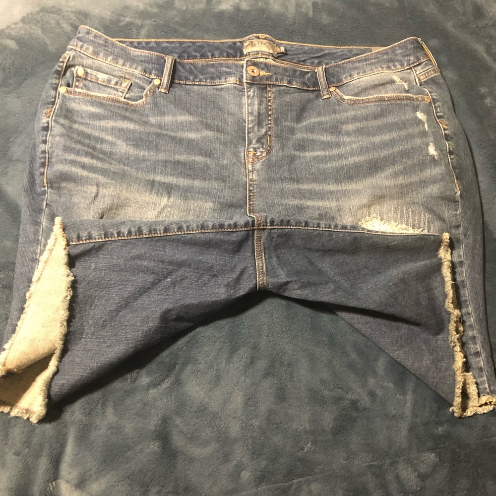 Torrid denim distressed shorts. Size 22 NWT - Picture 6 of 13